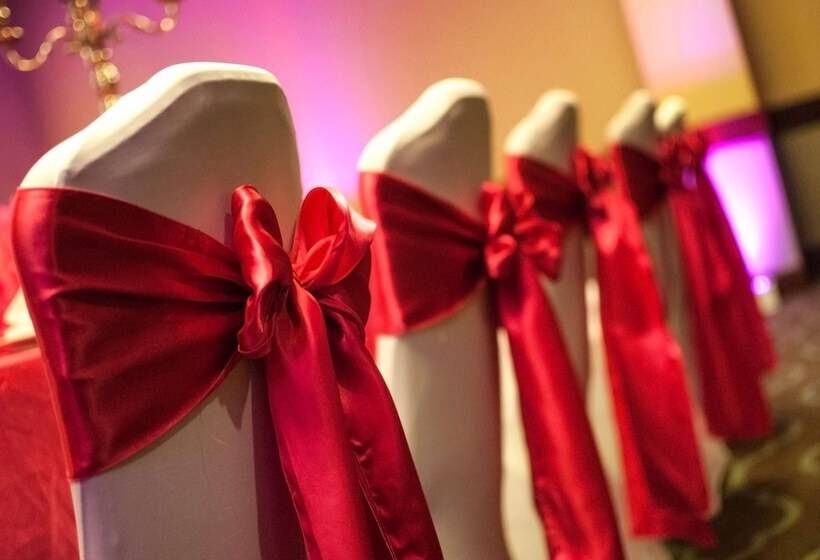 בית מלון כפרי Embassy Suites By Hilton Dallas Market Center