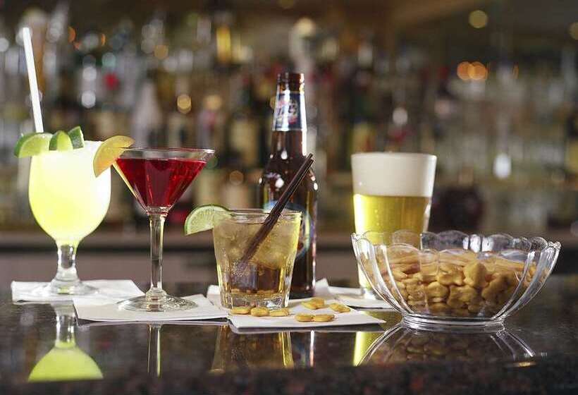 בית מלון כפרי Embassy Suites By Hilton Dallas Market Center