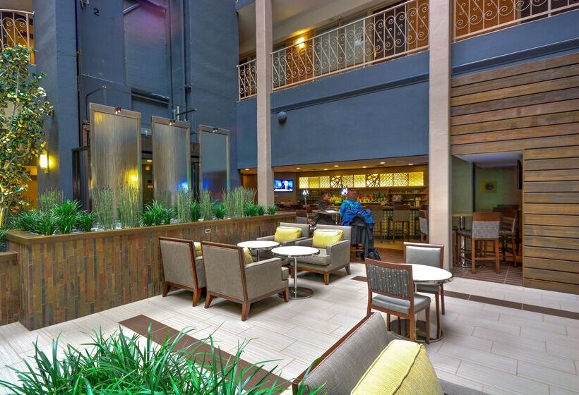 هتل Embassy Suites By Hilton Denver Central Park