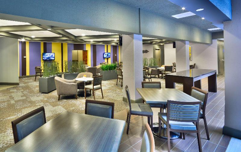هتل Embassy Suites By Hilton Denver Central Park