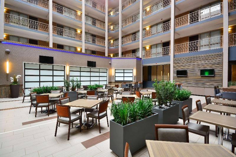 هتل Embassy Suites By Hilton Denver Central Park