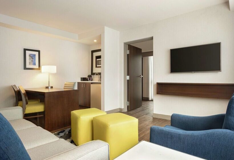 בית מלון כפרי Embassy Suites By Hilton Indianapolis Downtown