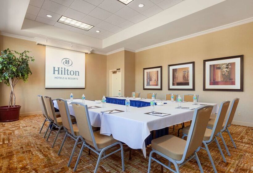 בית מלון כפרי Hilton Fort Wayne At The Grand Wayne Convention Center