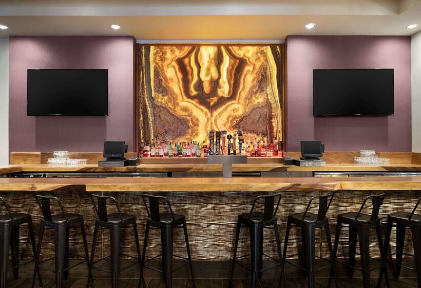 בית מלון כפרי Hilton Fort Wayne At The Grand Wayne Convention Center