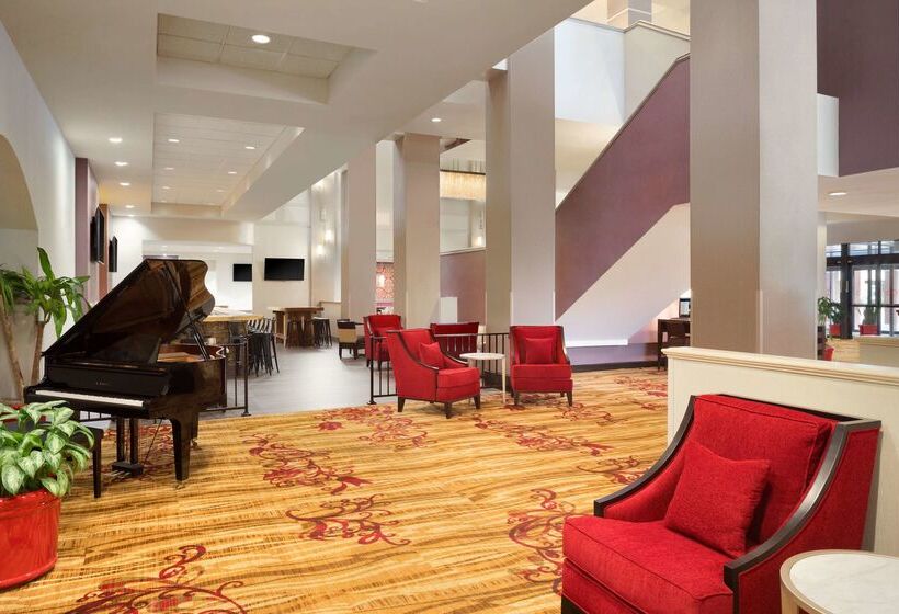 בית מלון כפרי Hilton Fort Wayne At The Grand Wayne Convention Center