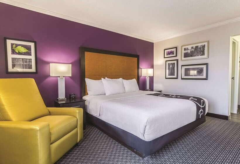فندق Howard Johnson By Wyndham Sacramento Downtown