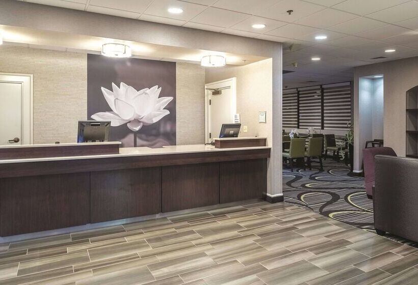 فندق Howard Johnson By Wyndham Sacramento Downtown