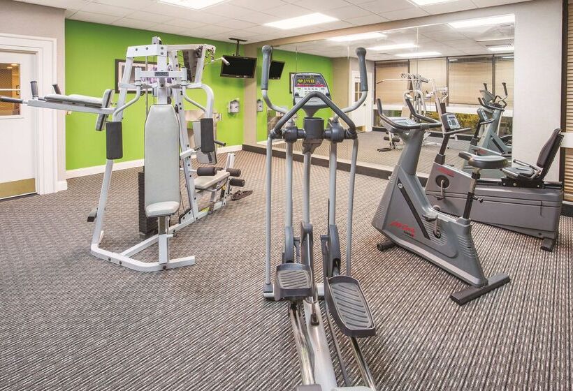 فندق Howard Johnson By Wyndham Sacramento Downtown