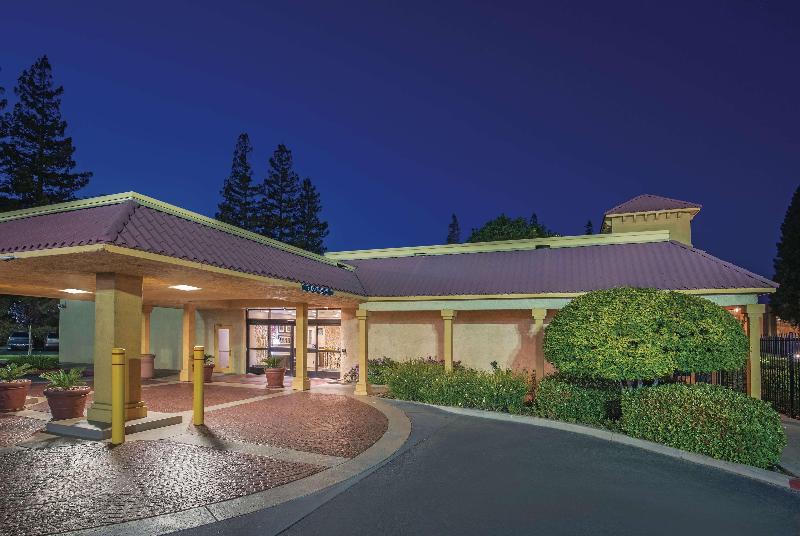 فندق Howard Johnson By Wyndham Sacramento Downtown