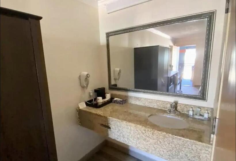 هتل Hibiscus Inn & Suites