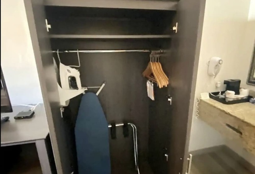 هتل Hibiscus Inn & Suites