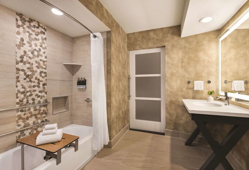 استراحتگاه Zachari Dunes On Mandalay Beach, Curio Collection By Hilton