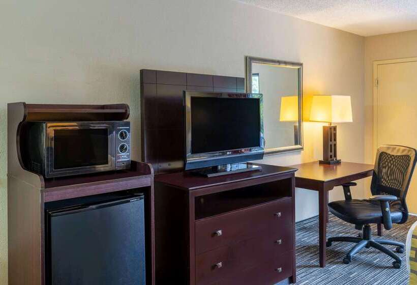 هتل Baymont By Wyndham Columbus Ga