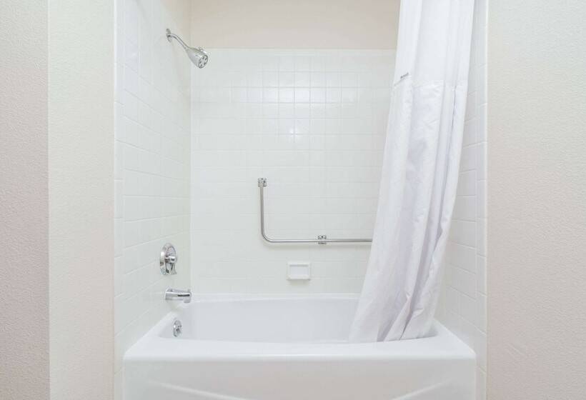 هتل Baymont By Wyndham Eau Claire Wi