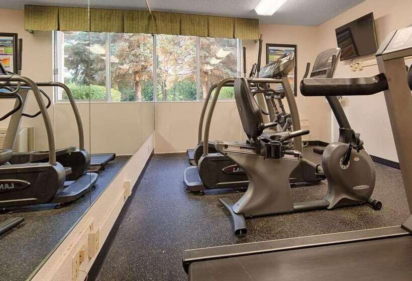호텔 Baymont Inn & Suites