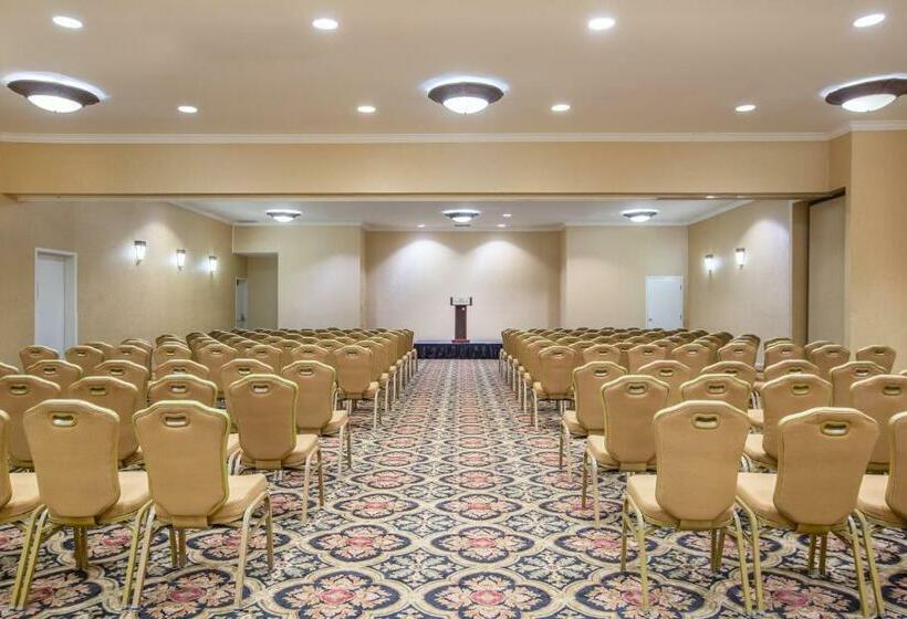 هتل Crowne Plaza  Mission Valley