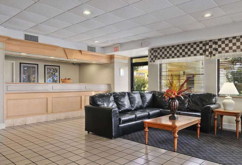 호텔 Days Inn By Wyndham Forrest City