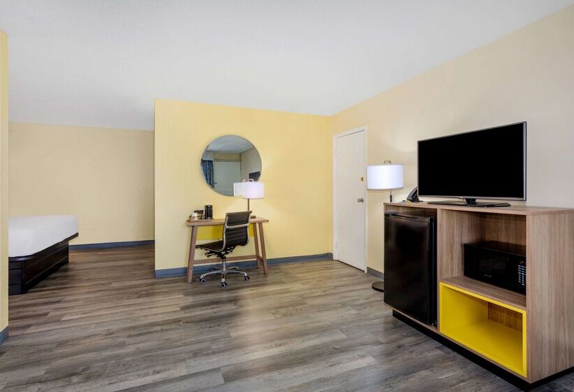 هتل Days Inn & Suites By Wyndham Clovis