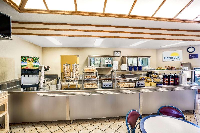 בית מלון כפרי Days Inn & Suites By Wyndham Fullerton