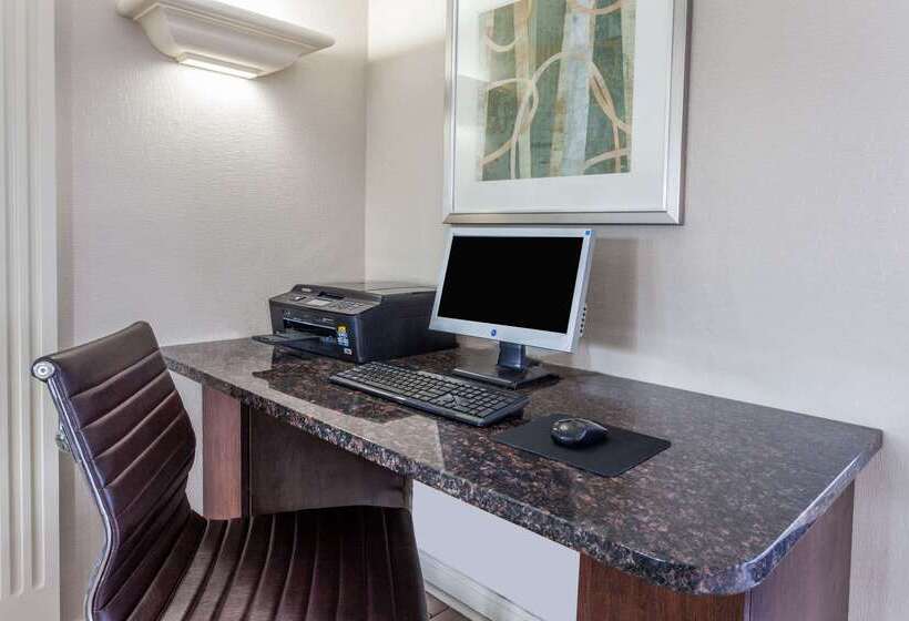 בית מלון כפרי Days Inn & Suites By Wyndham Roseville/detroit Area