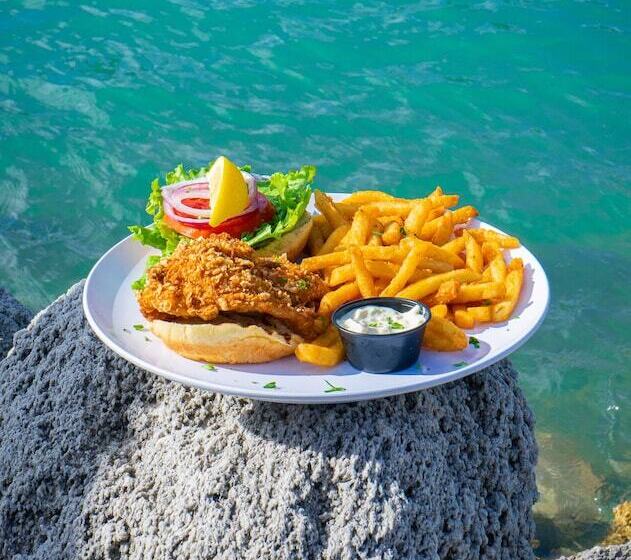 فندق Dockside Inn & Resort