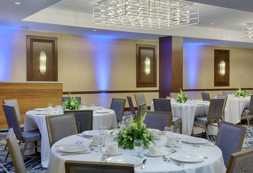 فندق Doubletree By Hilton Jamestown