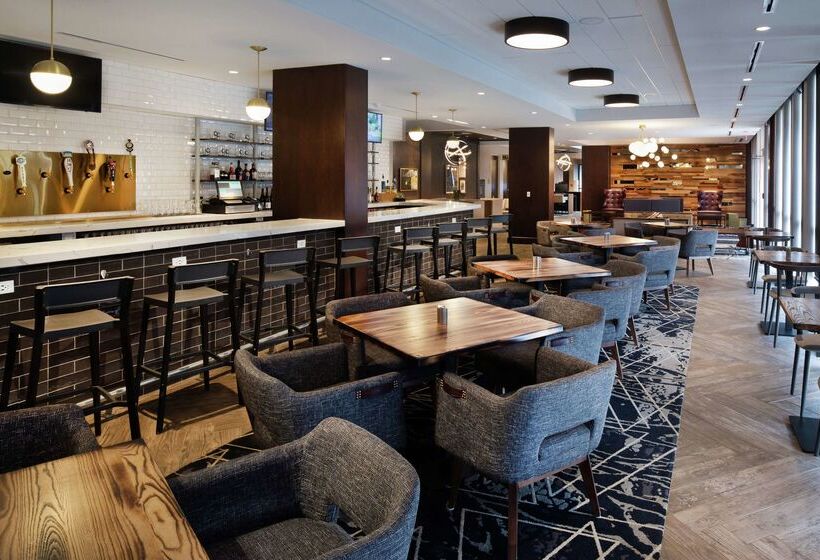 فندق Doubletree By Hilton Jamestown