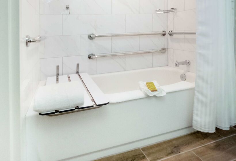 فندق Doubletree By Hilton Jamestown