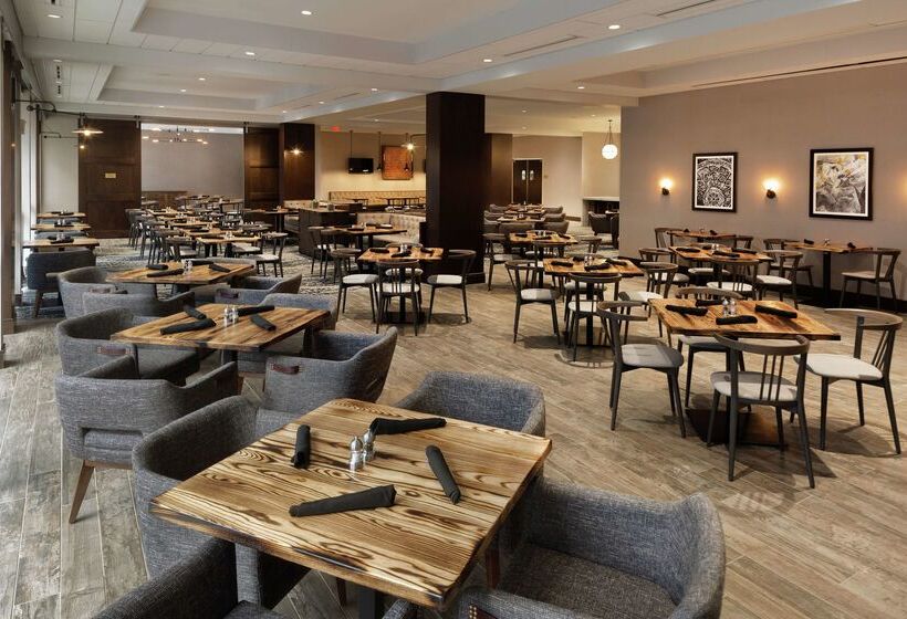 فندق Doubletree By Hilton Jamestown