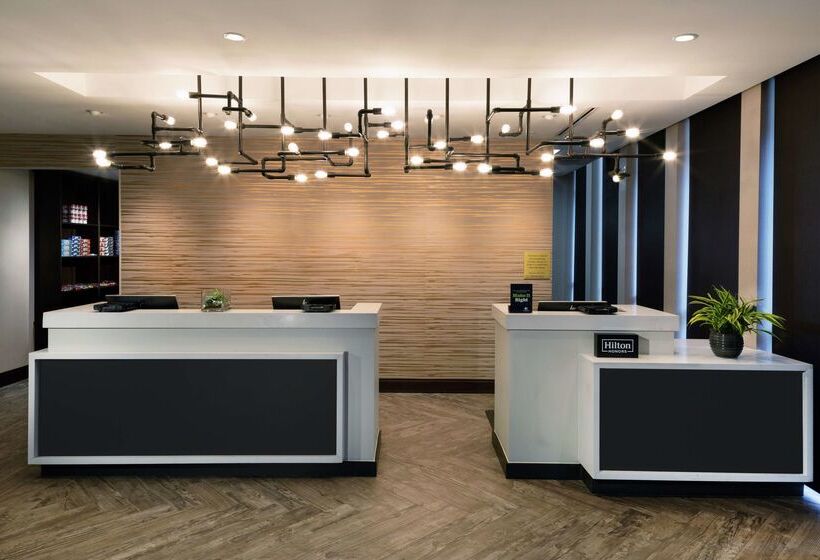 فندق Doubletree By Hilton Jamestown