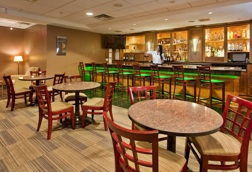 בית מלון כפרי Holiday Inn Country Club Plaza