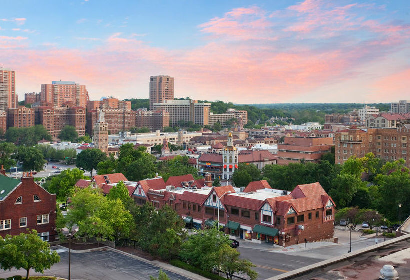 בית מלון כפרי Holiday Inn Country Club Plaza