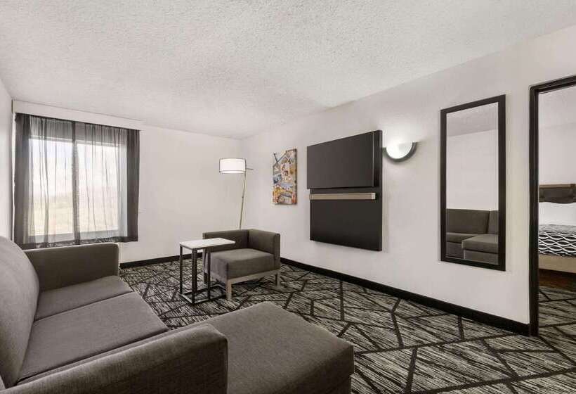 هتل La Quinta By Wyndham Cleveland Airport West