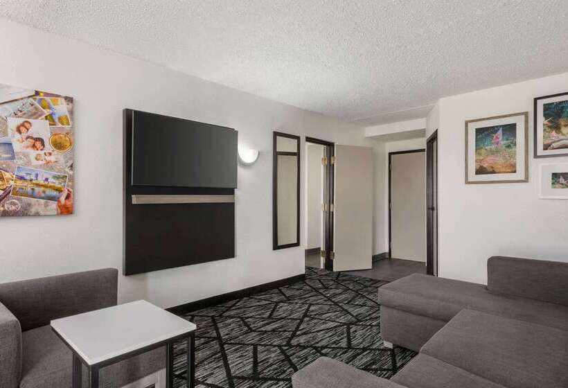 هتل La Quinta By Wyndham Cleveland Airport West