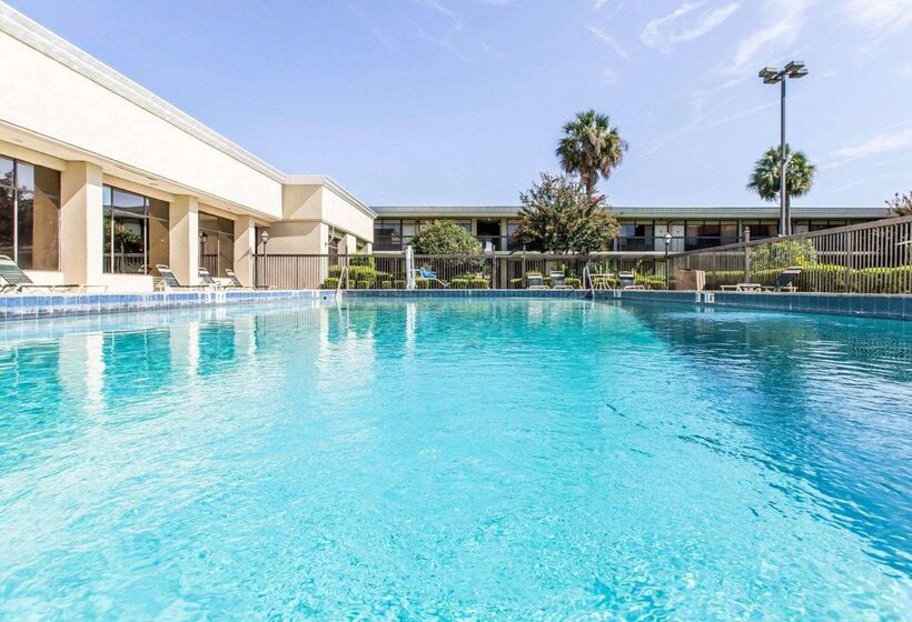 호텔 Quality Inn & Suites