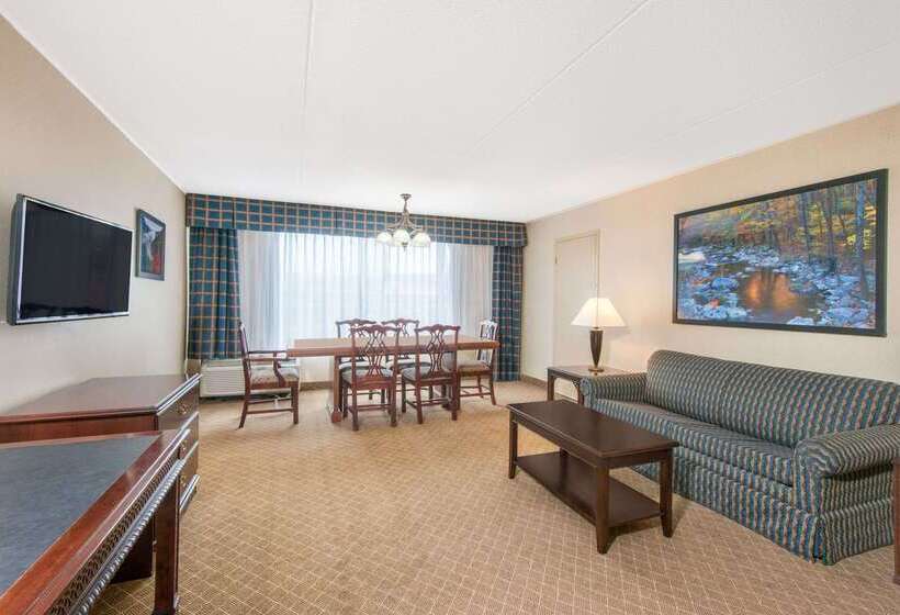 فندق Ramada By Wyndham Cumberland Downtown