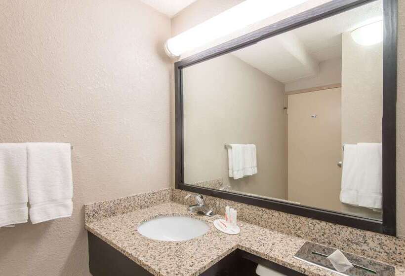فندق Ramada By Wyndham Cumberland Downtown