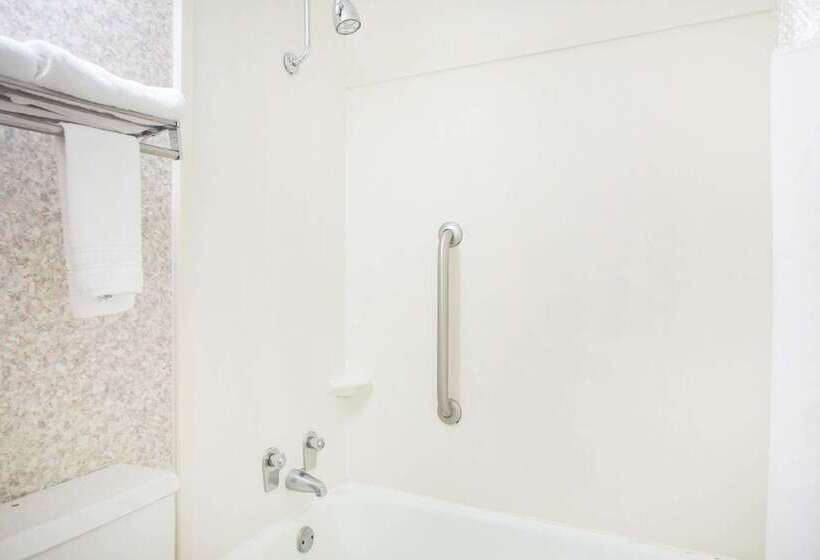 هتل Ramada By Wyndham & Suites Warner Robins