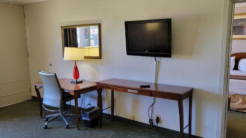 هتل Ramada By Wyndham & Suites Warner Robins