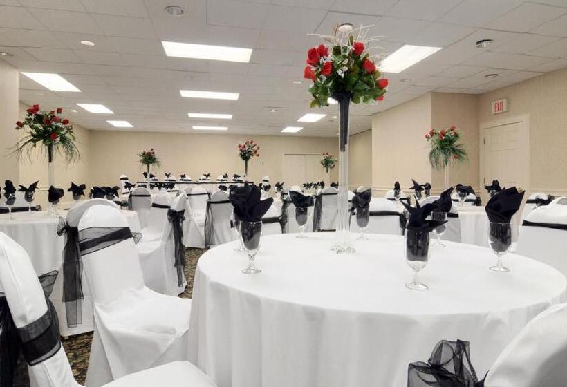 هتل Ramada By Wyndham & Suites Warner Robins