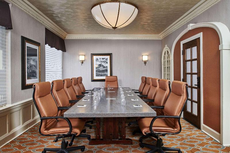 هتل Alex Johnson Rapid City Curio Collection By Hilton