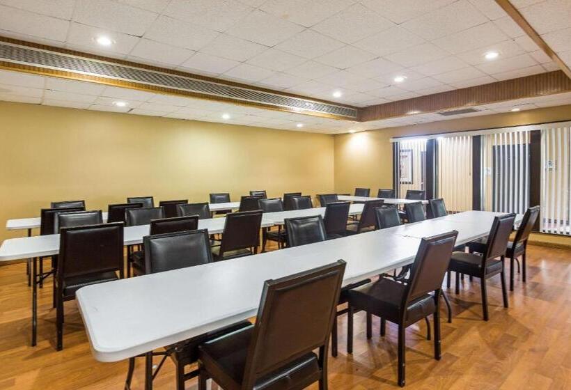 ホテル Pocono Inn & Banquet   Stroudsburg
