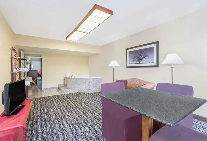 هتل Days Inn By Wyndham Asheville/mall