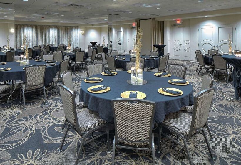 هتل Doubletree By Hilton Madison Downtown