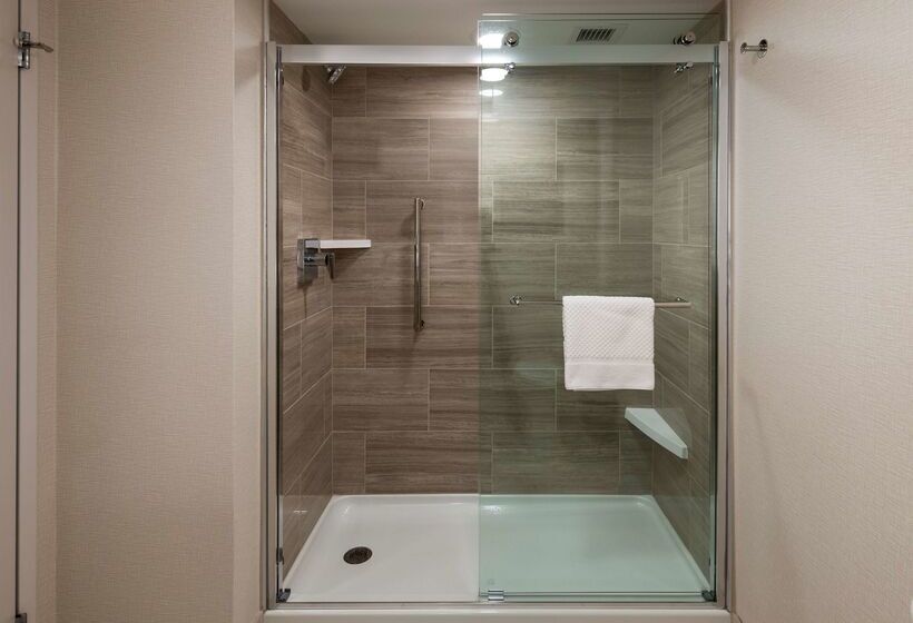 هتل Doubletree By Hilton Madison East