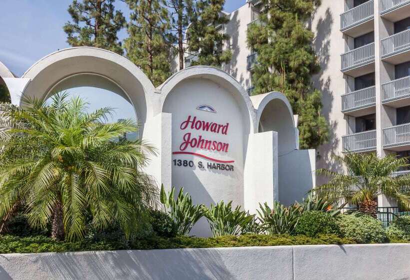 Howard Johnson By Wyndham Anaheim Hotel & Water Playground