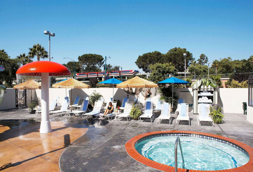 Howard Johnson By Wyndham Anaheim Hotel & Water Playground