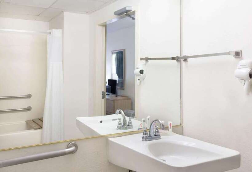 فندق Howard Johnson By Wyndham Newburgh