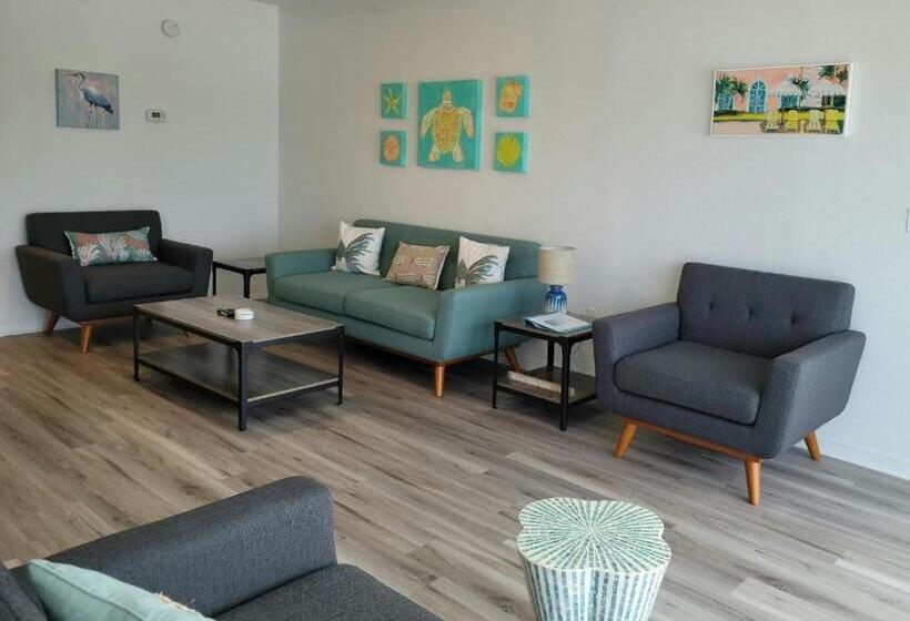 فندق Island Inn Beach Resort