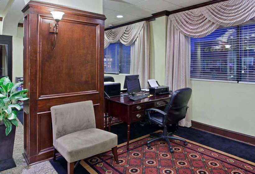 هتل La Quinta Inn & Suites By Wyndham Downtown Conference Center